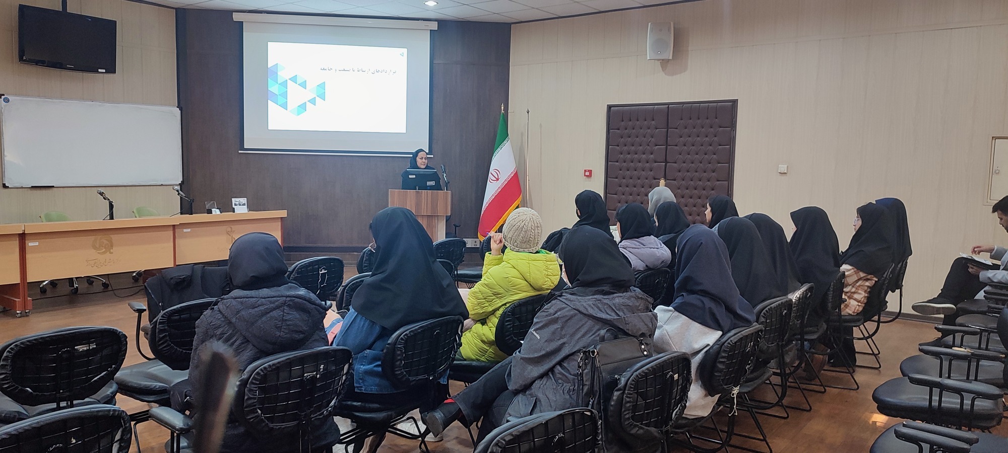 کارگاه آموزشی آشنایی با فعالیت‌های گروه ارتباط با صنعت و جامعه دانشگاه ایران برگزار شد